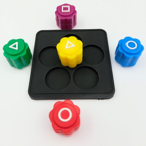 Корейската супер игра Squid game с пет камъчета и гумена подложка